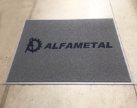 Limpiapiés corporativo con logo Alfametal para planta industrial Santiago